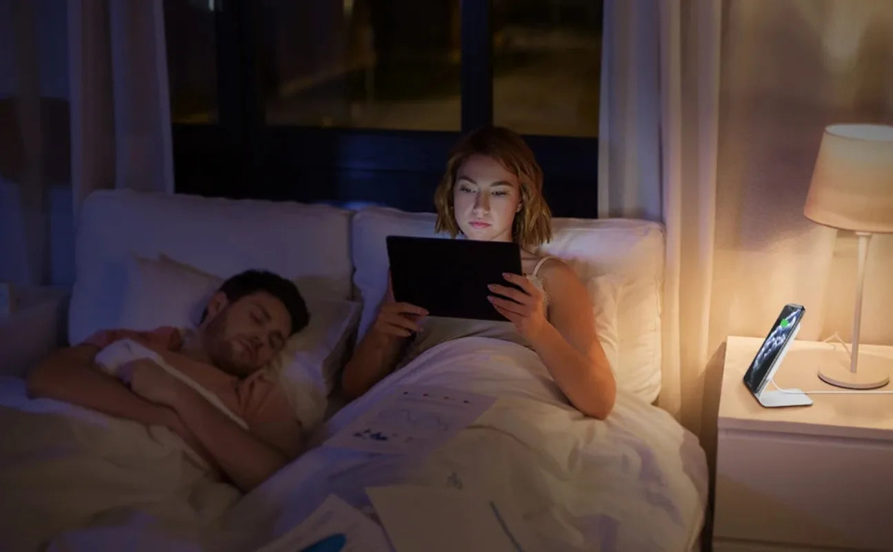 Desktop Mobile Phone Stand Aluminum Desk Holder Dock For Magsafe Charger For iPhone 16/15/14/13/12 Pro Max(Not Included Charger)